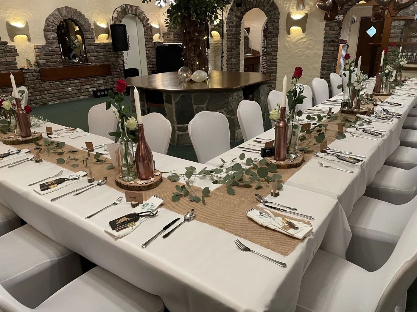Festlich gedeckte Tafel für eine Feier