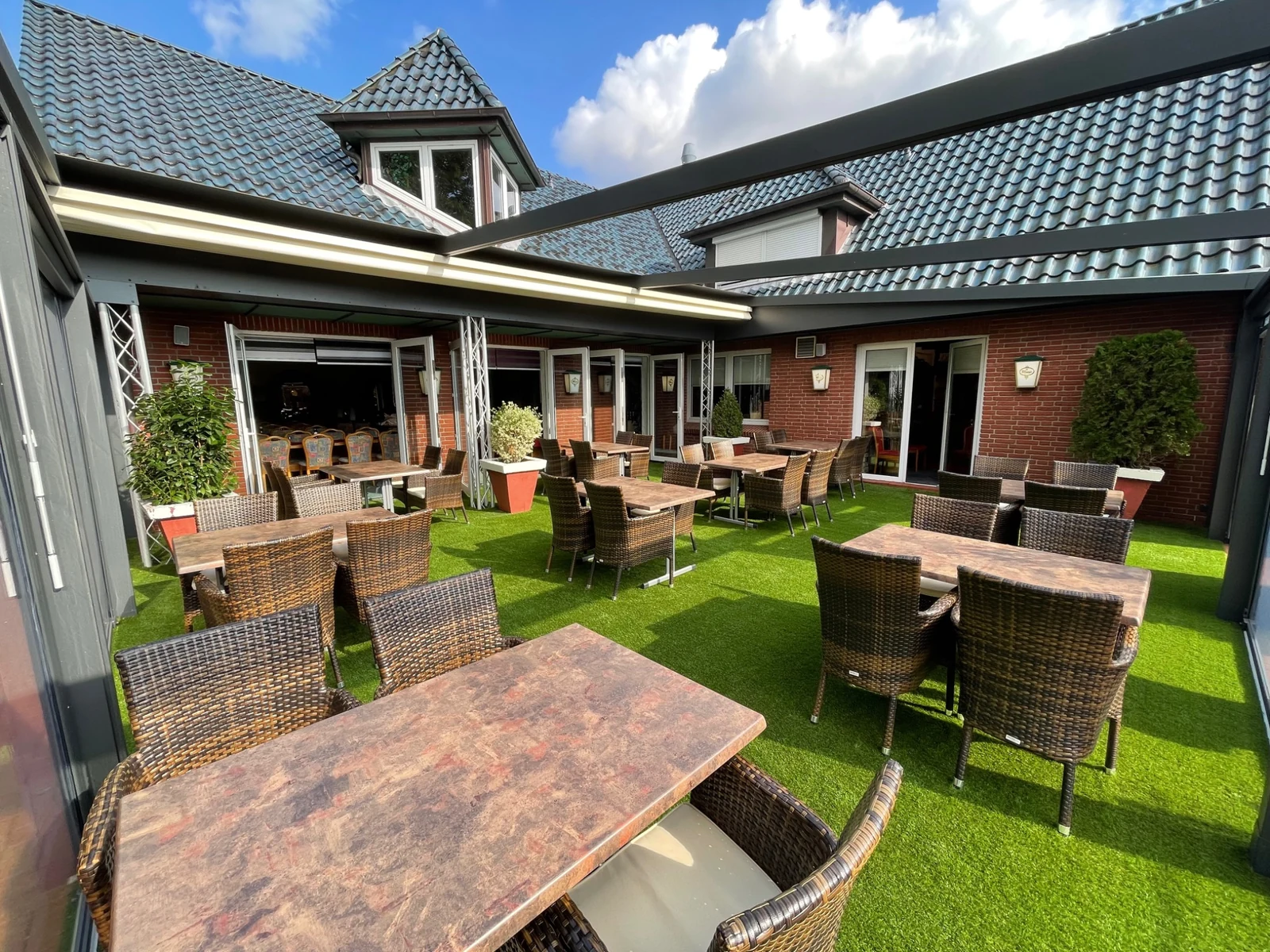 Terrasse des Restaurant Kelmendi mit Sitzplätzen im Innenhof