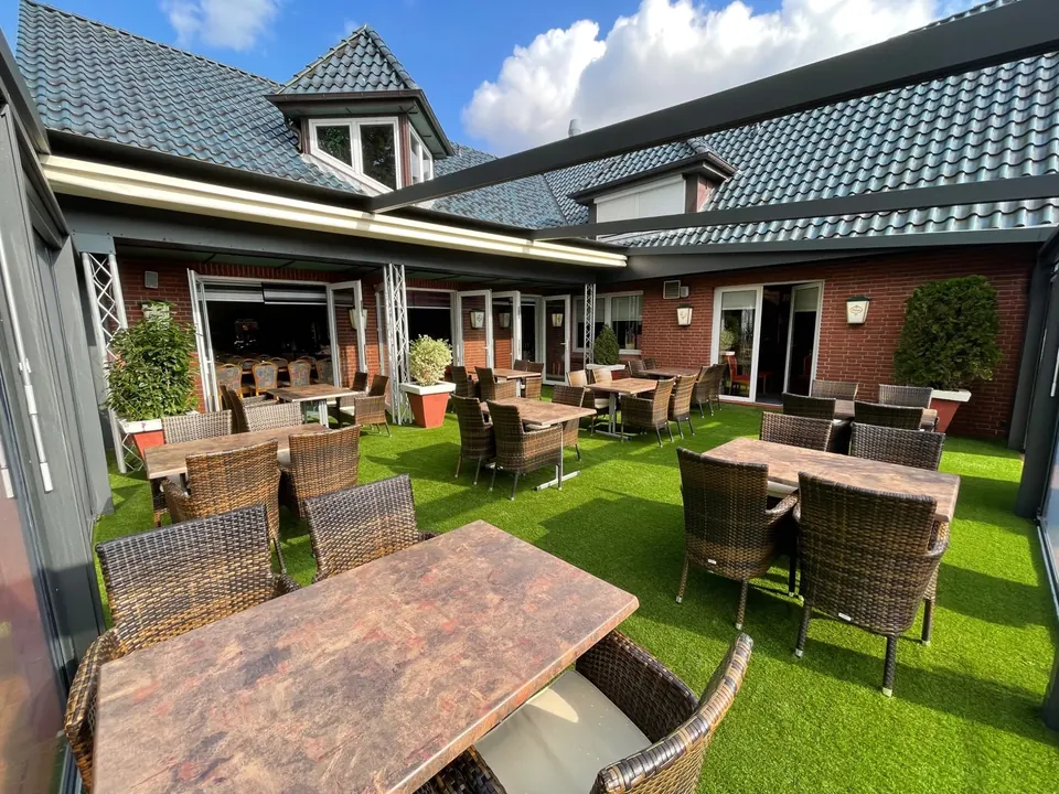Terrasse des Restaurant Kelmendi mit Sitzplätzen im Innenhof